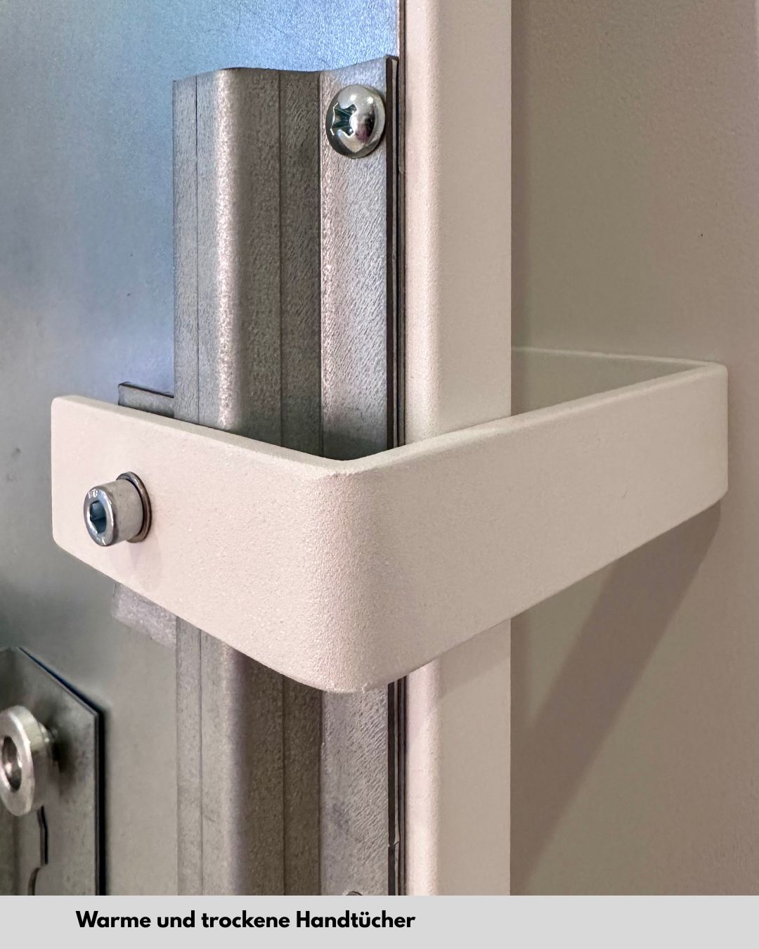 Bath Uno Badezimmerheizung Handtuchhalter in der Nahansicht 